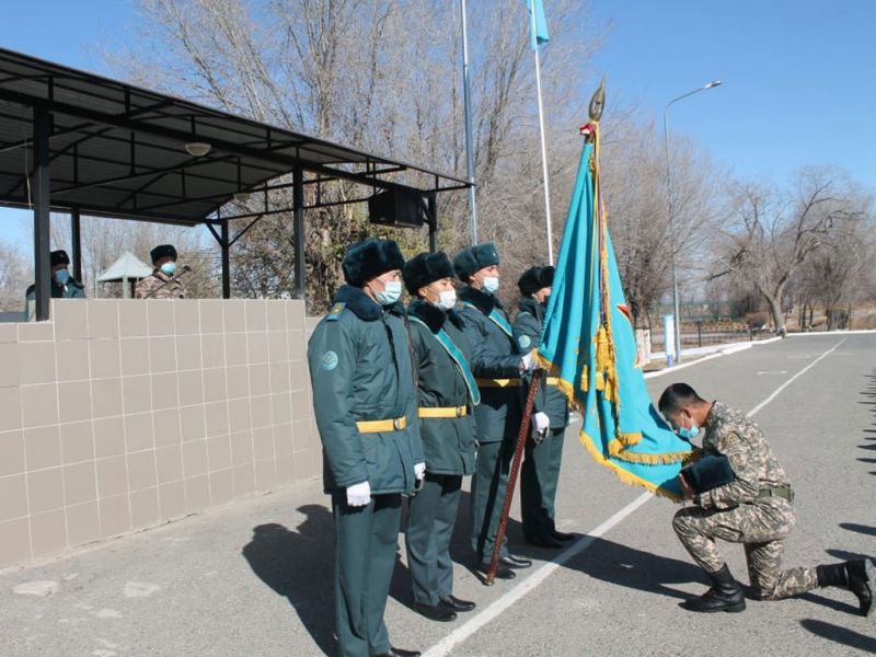 В Сарыозекском гарнизоне проведена торжественная церемония прощания с Боевым знаменем