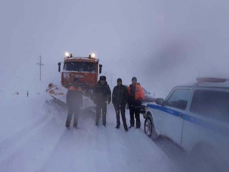 На трассах Алматинской области машины застряли в снегу