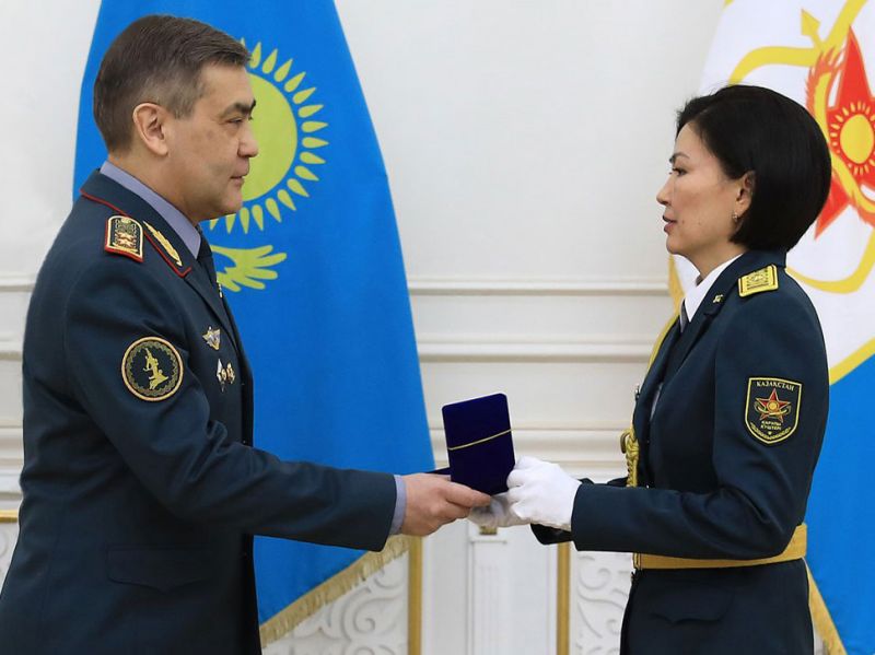 Министр обороны поздравил женщин с 8 марта