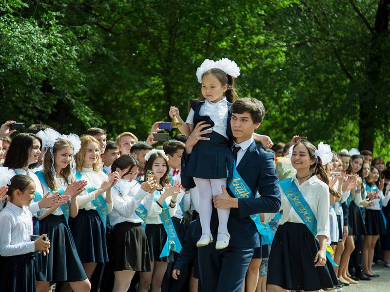 Как в этом году пройдет последний звонок в школах Казахстана