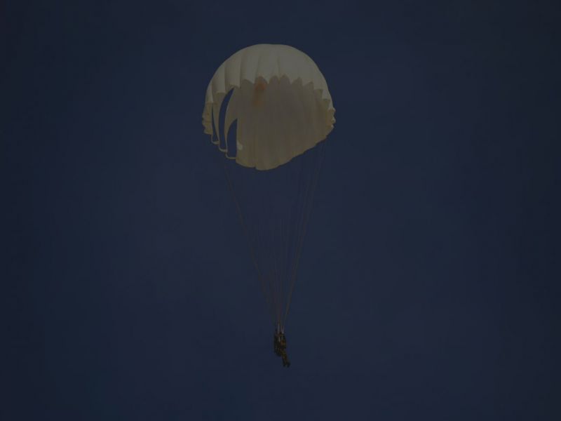 Десантники Талдыкоргана выполнили ночные прыжки с парашютом