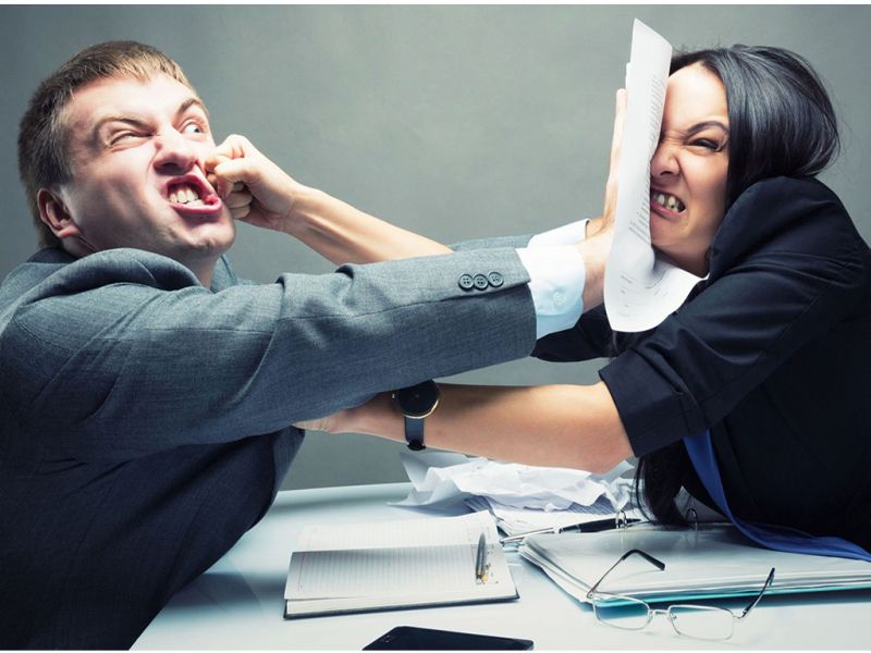 Как вести себя с агрессивным коллегой?