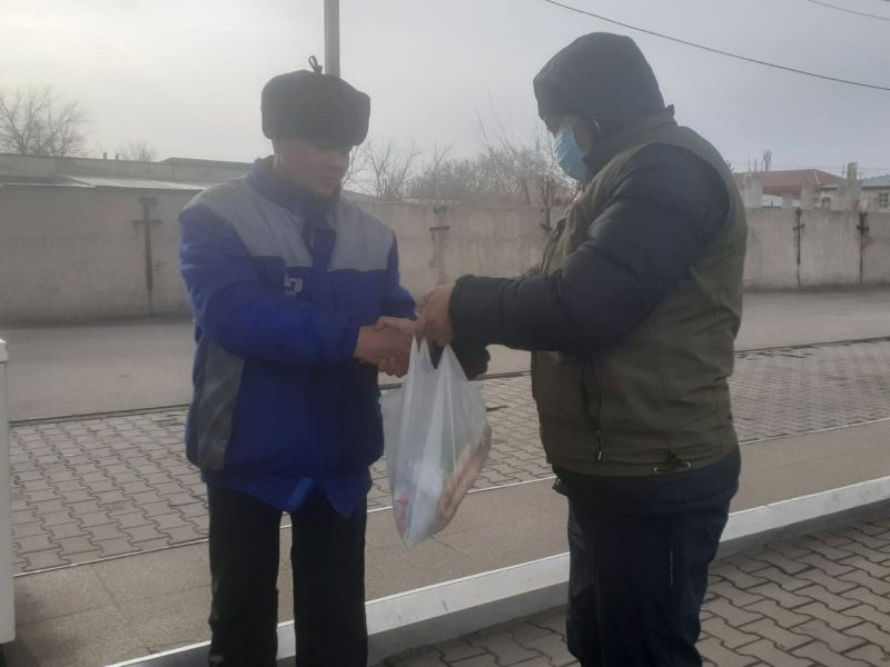 Дорожники из Талдыкоргана бесплатно раздают хлеб