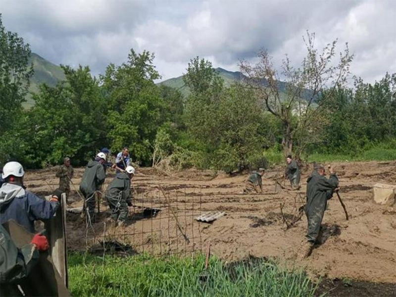 Последствия оползня в городе Текели ликвидируют 100 военнослужащих