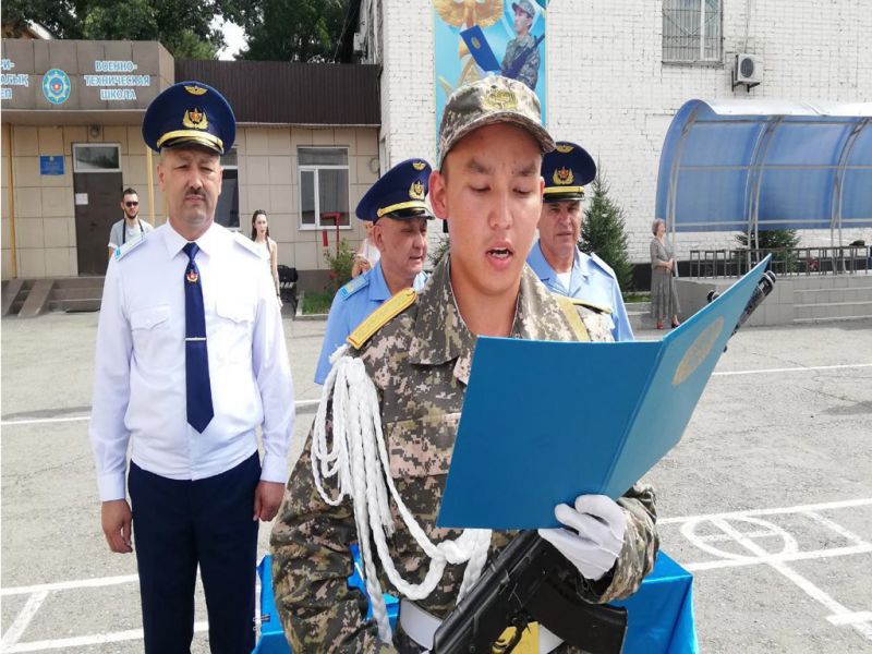 Выпускники военно-технической школы Талдыкоргана приняли военную присягу