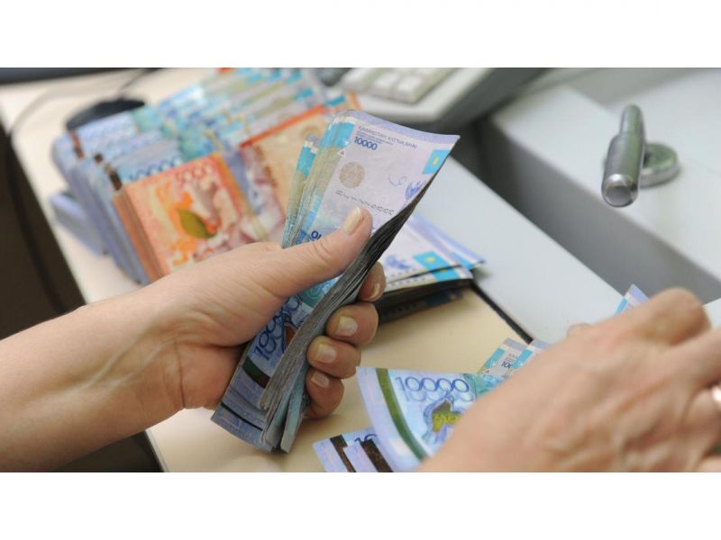 Казахстанцы все больше тонут в кредитах