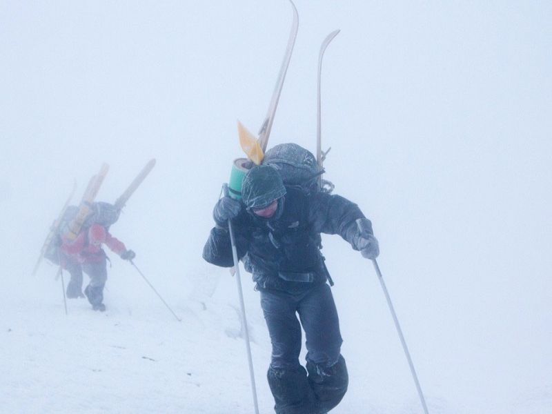 В горах Казахстана зимой заблудились более ста туристов