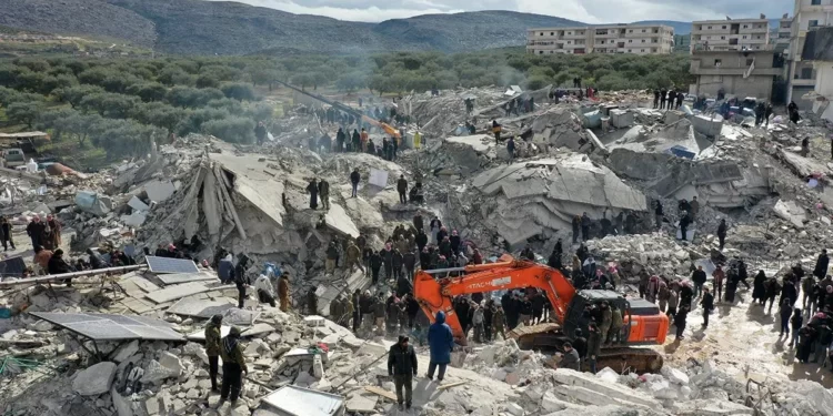 Турецкие власти задерживают подрядчиков за строительство рухнувших после землетрясений зданий