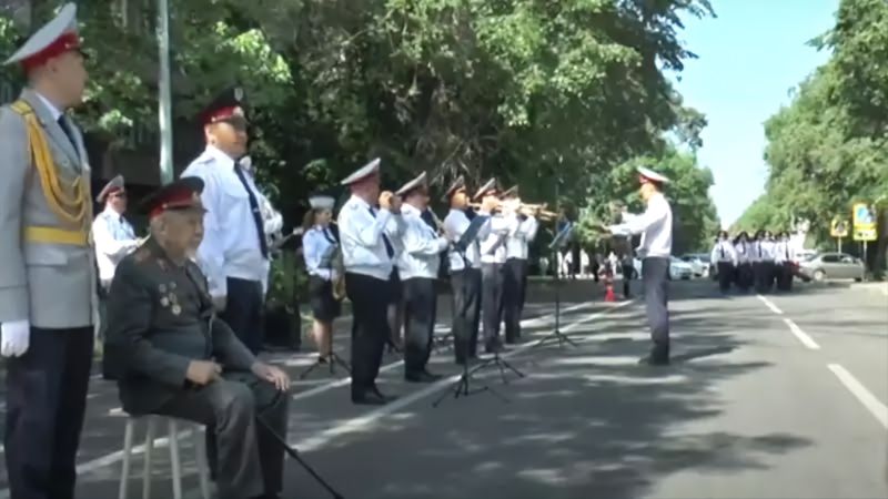 Полицейские Алматы спели песни военных лет во дворе у 99-летнего ветерана