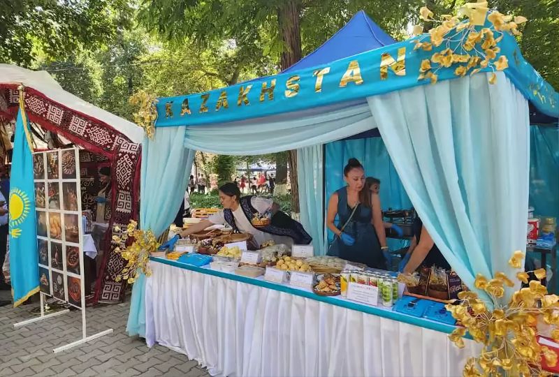 Казахские национальные блюда представили на фестивале в Ташкенте