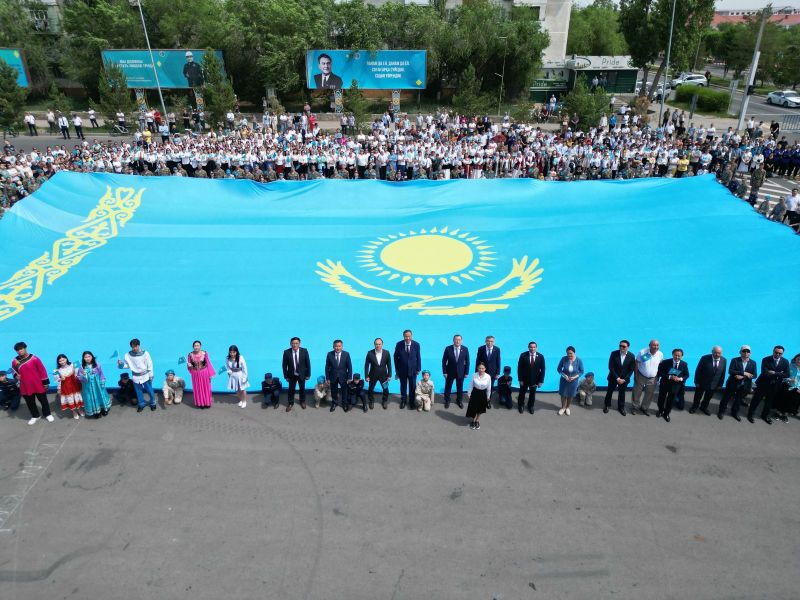 Флаг Казахстана невероятного размера развернули в Алматинской области