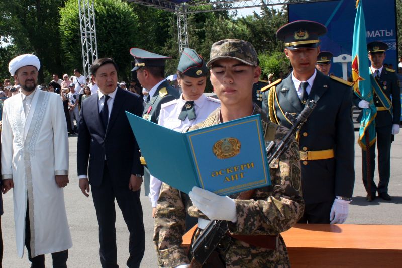 Военная присяга в Астане: Молодые гвардейцы готовы защищать Родину