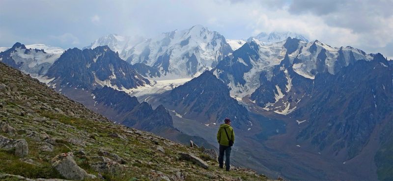 Вторые сутки ведутся поиски туриста в горах Алматинской области и Алматы