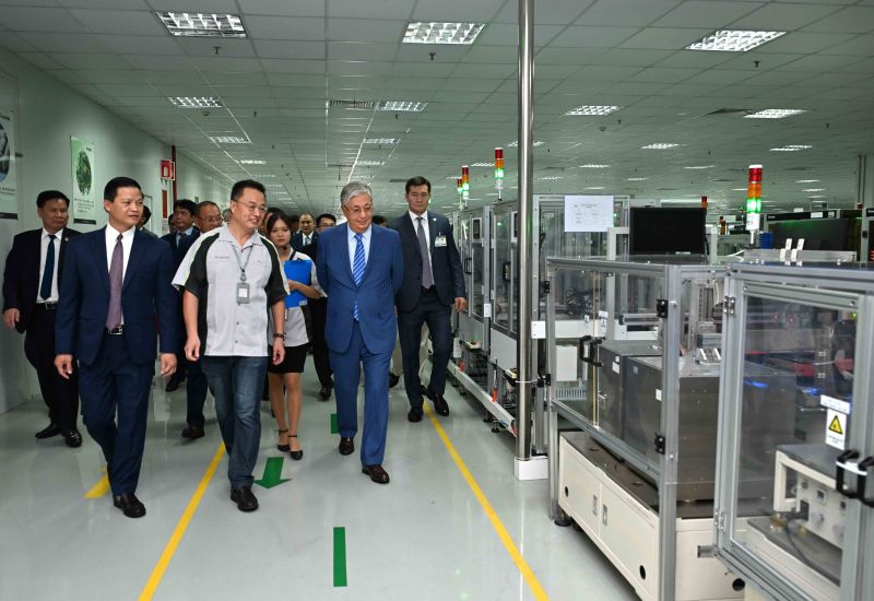 Глава государства осмотрел производственный комплекс Goertek