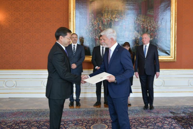 Посол Казахстана вручил верительные грамоты Президенту Чехии