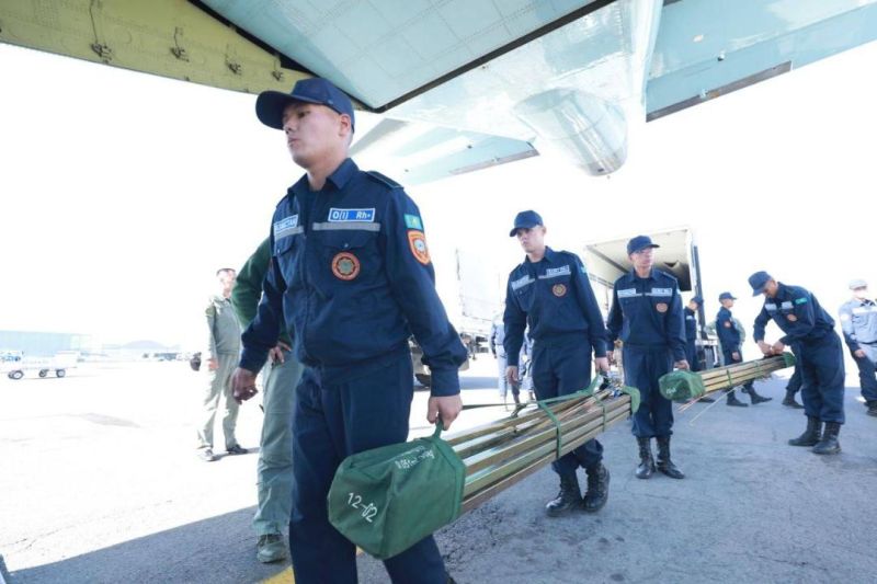 Воинские части МЧС РК участвуют в погрузке гуманитарной помощи