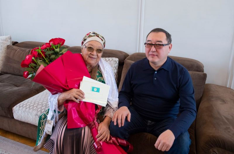 Аким Алматинской области Марат Султангазиев поздравил Торткен Кененову с Международным женским праздником