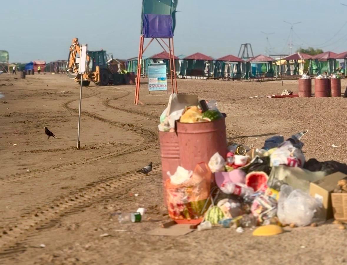 С центрального пляжа города Қонаев ежедневно вывозится до 90 тонн мусора