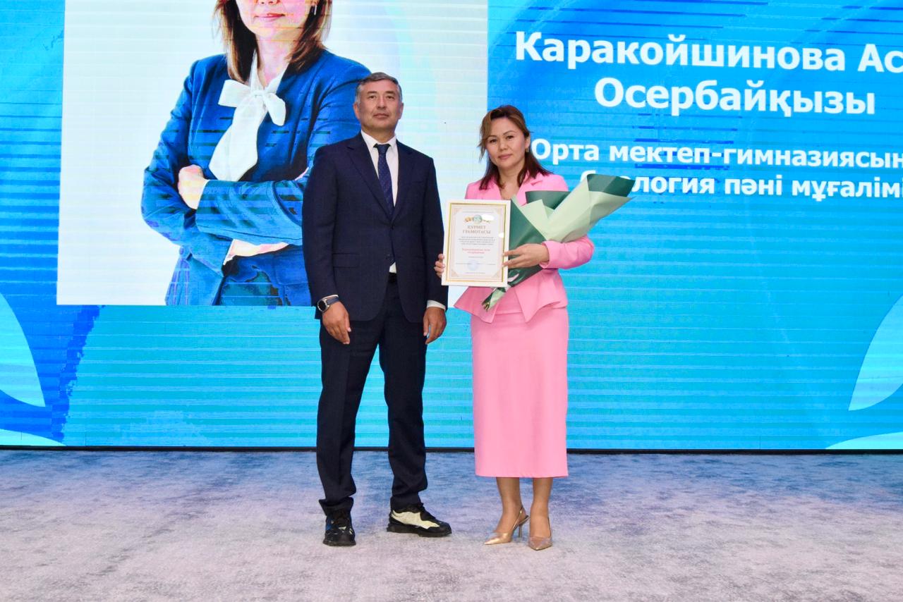 Почетные грамоты и благодарственные письма: в областном центре отпраздновали День учителя