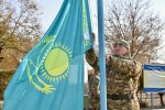 Десантники Конаевского гарнизона приняли участие в церемонии поднятия Государственного флага