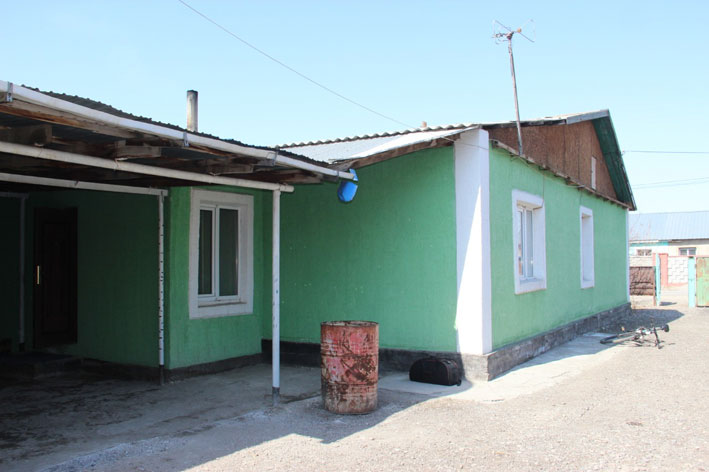 Делай добро: депутат из Алматинской области подарил сельчанину частный дом