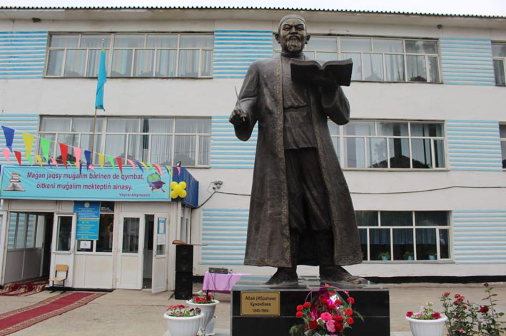 Памятник Абаю Кунанбаеву установили инвесторы в Панфиловском районе