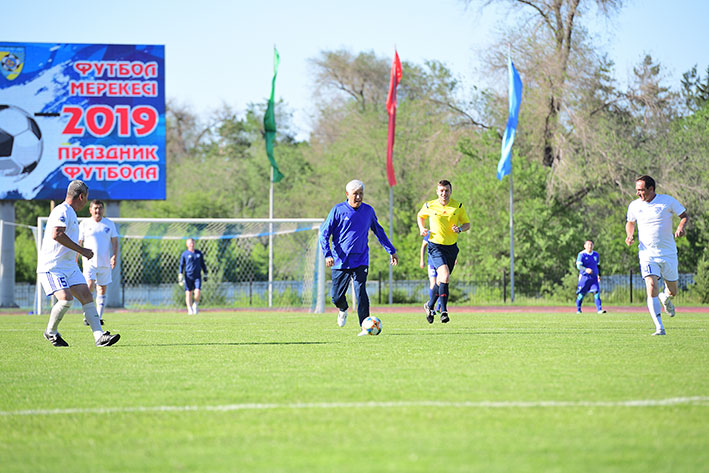Амандык Баталов оформил дубль в футбольном матче в ворота ветеранов