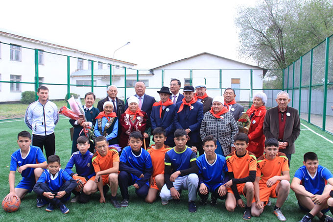 В Алматинской области выпускники, окончившие школу 60 лет назад,   построили детскую площадку по мини-футболу