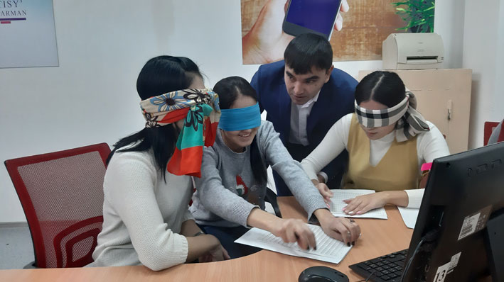 Как пользоваться тифлотехническими средствами учили студентов Талдыкоргана