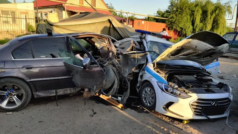 Пьяный водитель протаранил блокпост: двое полицейских скончались в Алматы