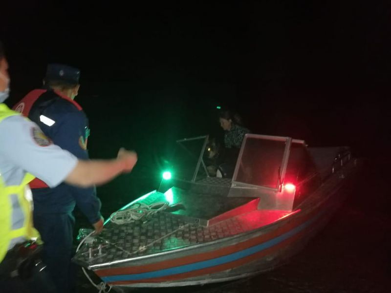 На Капшагайском водохранилище спасли девушку, унесенную ветром от берега на лодке