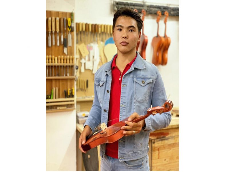 В Алматинской области молодой предприниматель изготавливает 50 видов музыкальных инструментов