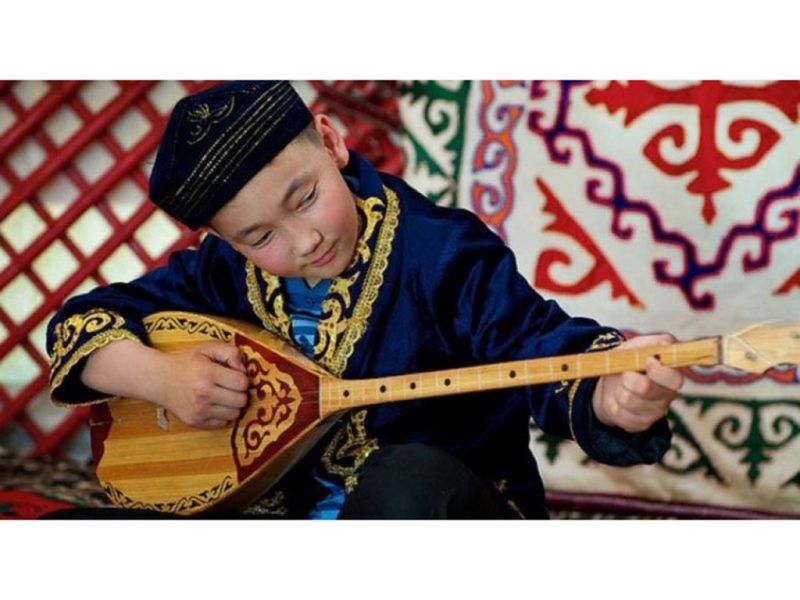 Казахстан отмечает национальный день домбры