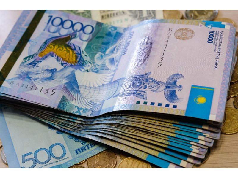 Казахстанцы несут деньги на депозиты