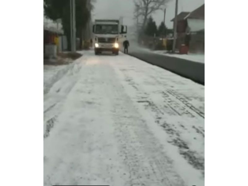 В Талдыкоргане асфальтировали улицу в снегопад