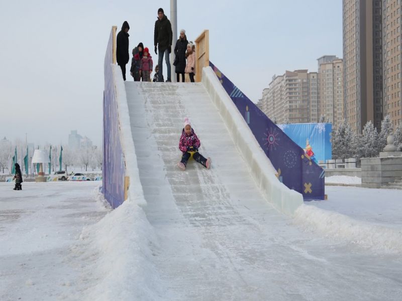 Начались зимние каникулы у школьников Казахстана