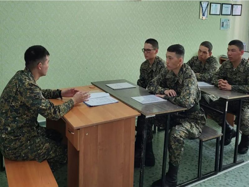 Солдаты учатся писать
