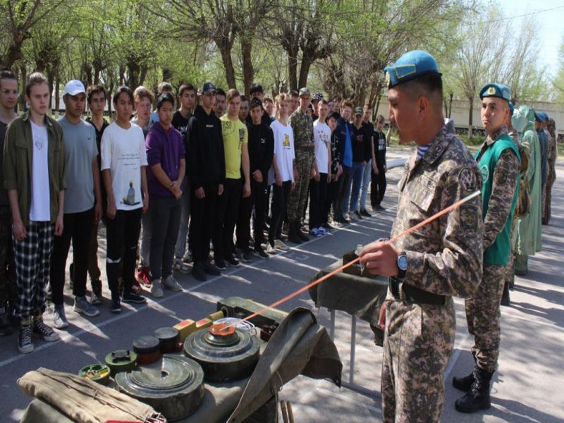 Один день в десантно-штурмовой бригаде провели школьники из Капшагая