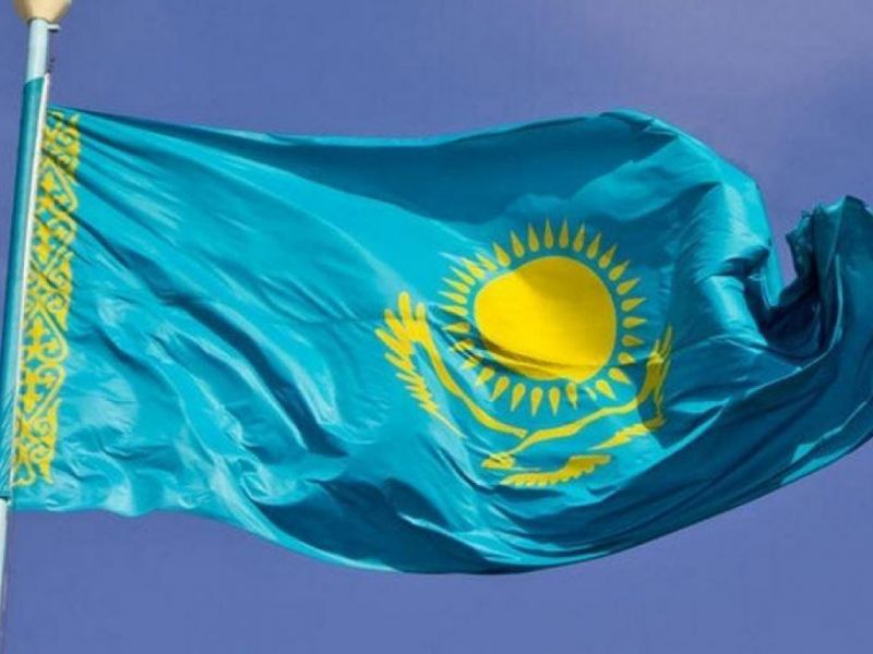 Нурлан Коянбаев поднял флаг Казахстана на самое высокое здание страны