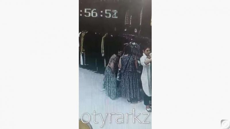 Женщина унесла под юбкой шубу из магазина в Шымкенте