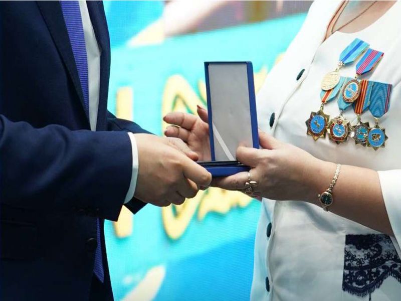 Почетный знак для педагогов с 25-летним стажем учредят в Казахстане