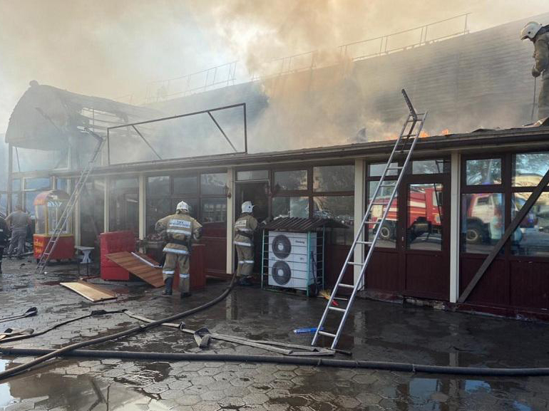 Мини-маркет горел у трассы в Алматинской области