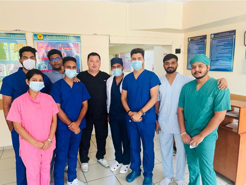 Студенты из Индии проходят стажировку в Алматинской многопрофильной клинической больнице
