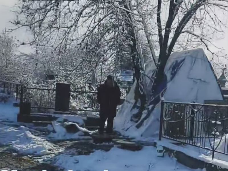 Мужчина живет на кладбище в Карасайском районе