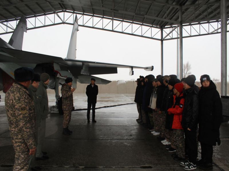 Школьники Талдыкоргана посетили военную авиабазу