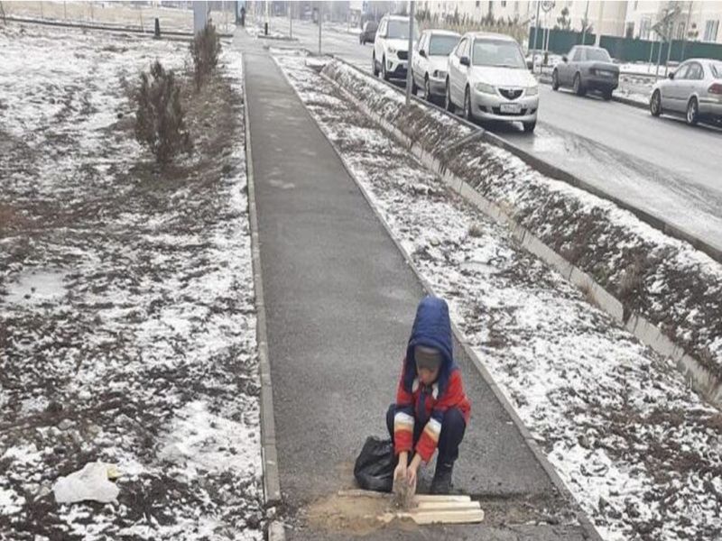 В Талдыкоргане малыш попытался отремонтировать тротуар