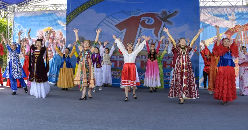 15 апреля праздник в казахстане. Праздник радостный и светлый отмечает. Профессиональные праздники в Казахстане.