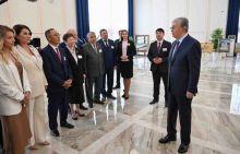 Глава государства встретился с представителями общественности в Казахском музыкально-драматическом театре имени Сабита Муканова