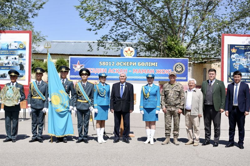 Автор герба Казахстана посетил войсковую часть 58012 Конаевского гарнизона