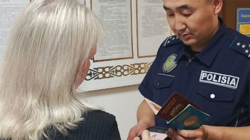 Женщину с двойным гражданством выдворили из Казахстана